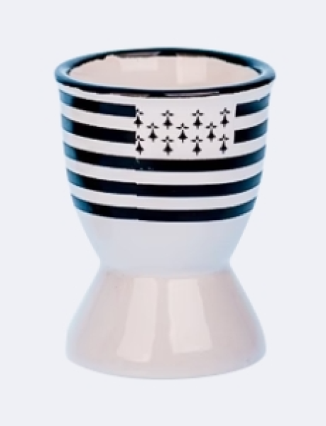 Eierbecher mit bretonischer Flagge Gwenn Ha Du auf einem gedeckten Frühstückstisch